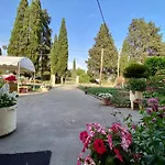 Montsenigos Garden Apartment
